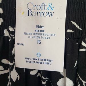NWT women’s skirt, size petite small (runs big) nice flowy skirt